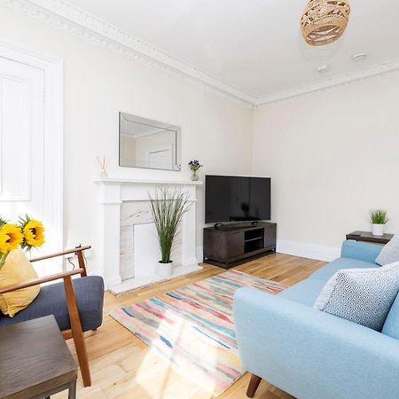 2 Bedroom Apartment On Peebles High Street Exteriör bild